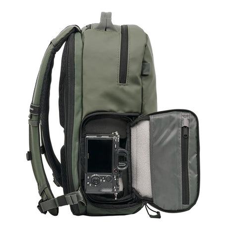Rucsac foto verde Wasatch deschis, suport aparat si husă căptușită lateral.