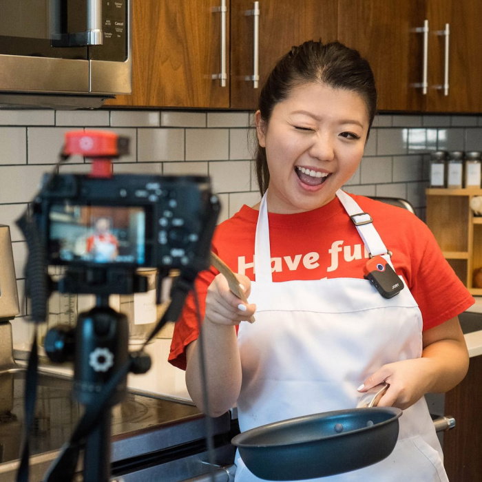 Canon EOS R50 cu Obiectiv RF-S 18-45mm Kit creator continut