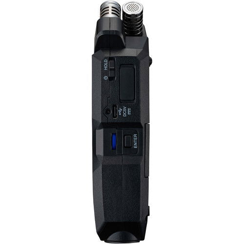Recorder audio portabil Zoom H4essential, laterală cu mufe și buton pe panou negru